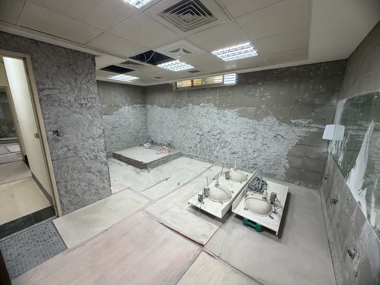 裕隆大樓廁所壁磚工程