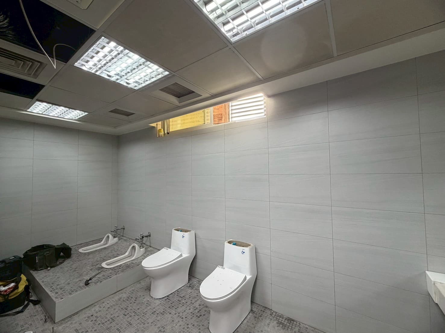 裕隆大樓廁所壁磚工程 - 施工照片 2